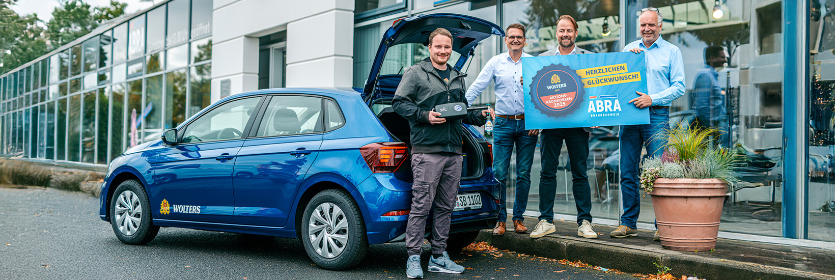 V.l.n.r: Gewinner Sven B.; Nick–Torben Zeddies, Großkundenberater Autohaus ABRA; Fritz Kolbe, Verkaufsleiter Handel Hofbrauhaus Wolters und Thomas Völzke, Geschäftsführer Autohaus ABRA