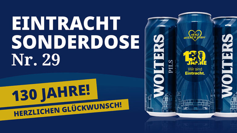 Drei blaue Wolters Pils-Bierdosen mit dem Jubiläumsmotiv "130 Jahre" für die Eintracht. Der Text lautet "Herzlichen Glückwunsch!" und "Eintracht Sonderdose Nr. 29".